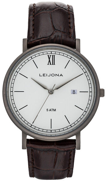 Leijona Classic Rokua 5088-1905 herrklocka har en rund vit urtavla med gråa index och visare. Ramen är också grå. Remmen är en brun läderrem med sömmar.