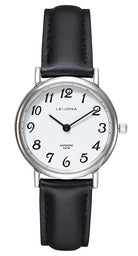 Leijona Legends Kiiminki 28 5120-1480 damklocka har en rund, vit urtavla med svarta numeriska index och visare. Ramen och boetten är silverfärgade. Remmen är en svart läderrem med svarta sömmar.