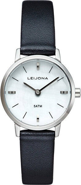 Leijona Hoods Eira 5120-4589 damklocka har en rund, vit urtavla med silverfärgade index och visare. Ramen och boetten är silverfärgade. Remmen är en svart läderrem utan sömmar.