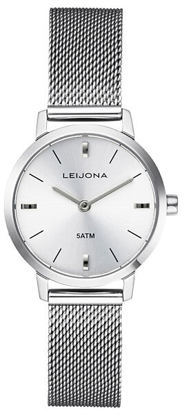 Leijona Hoods Eira 5172-4588 damklocka har en rund, vit urtavla med silverfärgade index och visare. Ramen, boetten och remmen är silverfärgade.