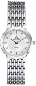 Elegantti sveitsiläinen Leijona Saana Swiss Made 5172-4608 -naistenrannekello kuvattuna suoraan edestä. Kellossa on hopeanharmaa teräsrunko, korumainen teräsranneke ja vaaleanharmaa kellotaulu kimaltelevilla kivi-indekseillä.