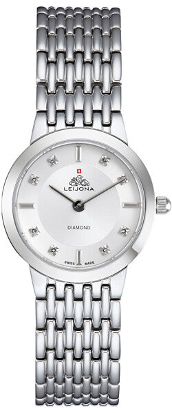 Elegantti sveitsiläinen Leijona Saana Swiss Made 5172-4608 -naistenrannekello kuvattuna suoraan edestä. Kellossa on hopeanharmaa teräsrunko, korumainen teräsranneke ja vaaleanharmaa kellotaulu kimaltelevilla kivi-indekseillä.