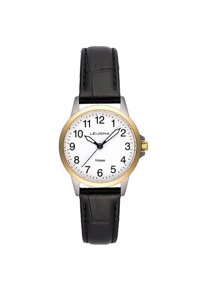 Leijona  Ruokolahti 5183-01-471-7A damklocka har en rund, vit urtavla med svarta numeriska index och visare. Ramen är guldfärgad och boetten är grå. Remmen är en svart läderrem med svarta sömmar.