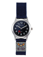Leijona Junior Pilot Navy Blue 5223-232 barnklocka har en rund, mörkblå urtavla med silverfärgade numeriska index och självlysande visare. Sekundvisaren är ett litet rött flygplan som rör sig dygnet runt enligt sekunderna. Boetten är silverfärgad och remmen är mörkblå och har ett märke med flyer-tema.