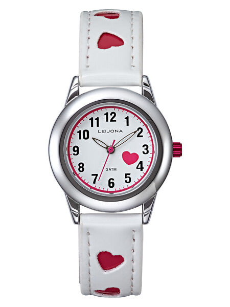 Leijona Junior Lovely Time 5323-797 barnklocka har en rund, vit urtavla med ett hjärta vid klockan fyra, svarta numeriska index och visare. Ramen och boetten är silverfärgade. Remmen är vit med rosa hjärter.