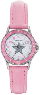Leijona Kids Shiny Star Baby Pink 5323-834 barnklocka har en rund, vit urtavla med silverfärgad stjärna i mitten, rosa numeriska index och silverfärgade visare. Ramen är rosa med minutmarkeringar. Boetten är silverfärgad och remmen är rosa.