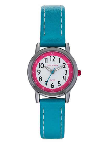 Leijona Kids Cyclist Turquoise & Pink 5323-902 barnklocka har en rund, vit urtavla med minutmarkeringar på rosa kanten, numeriska index och silverfärgade visare. Boetten är silverfärgad och remmen är turkos med ljusa sömmar.