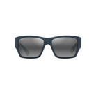 Modernit neliskulmaiset Maui Jim Kaʻolu -aurinkolasit suoraan edestä katsottuna. Mattasininen kokokehys, tyylikäs satulasilta ja tummanharmaat linssit.