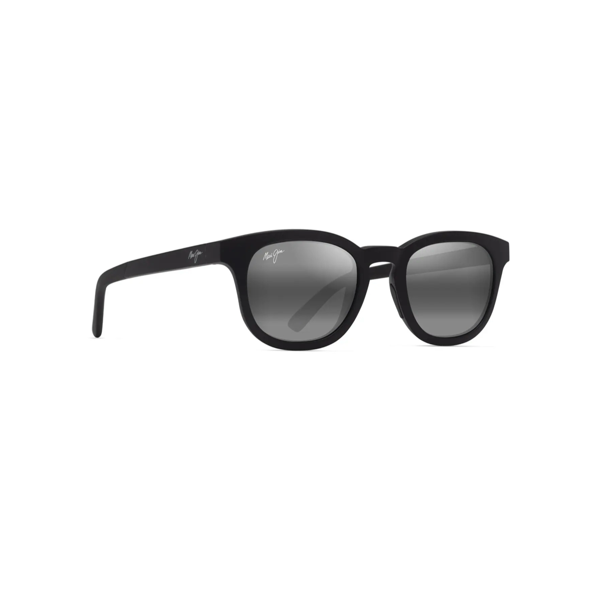 Maui Jim Koko Head Black Matte -aurinkolasit etuviistosta esitellen kehyksen pyöreää muotoilua, mustia nenätyynyjä ja joustavaa jousisaranarakennetta.