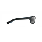 Profiilikuva Maui Jim Kanaio Coast -aurinkolaseista sivulta. Kaareva mattamusta aisa, jossa on hillitty ja laadukas Maui Jim -brändilogo.