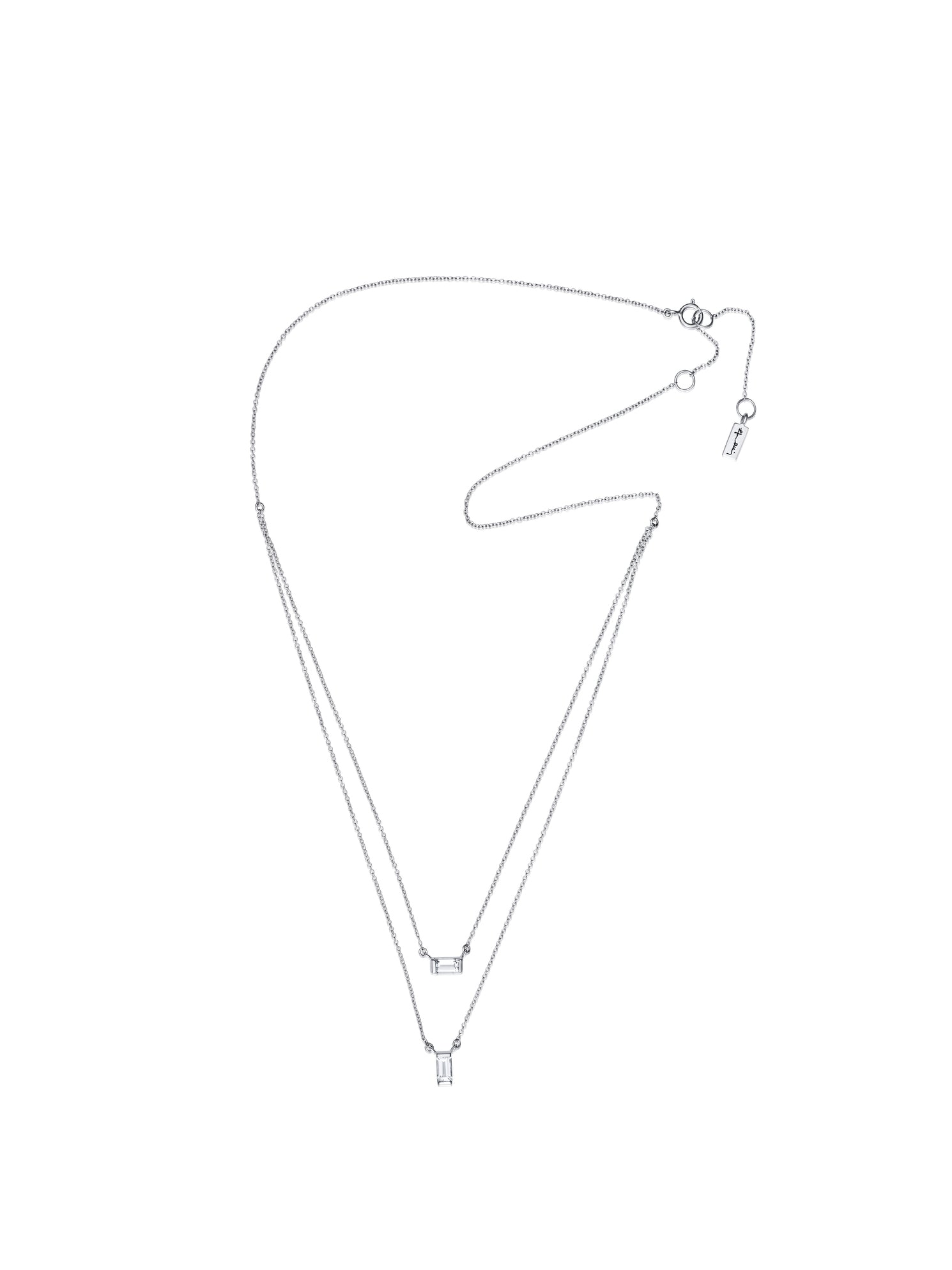 Efva Attling A Clear Dream 10-100-01988 halsband har en dubbel kedja. En klar rektangulär kristallkvarts hänger från båda kedjorna. I den övre kedjan är stenen horisontell och i den nedre vertikalt.