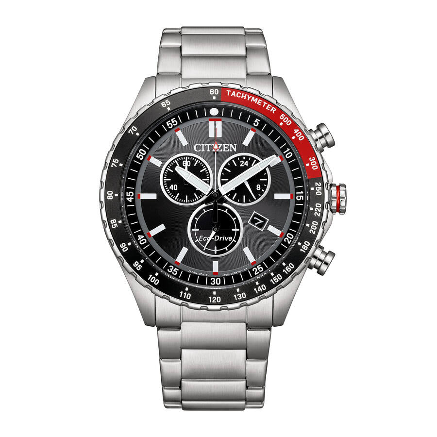 Sportig Citizen Eco-Drive AT2566-88E herrkronograf fotograferad framifrån. Svart urtavla och silverfärgat stålarmband.