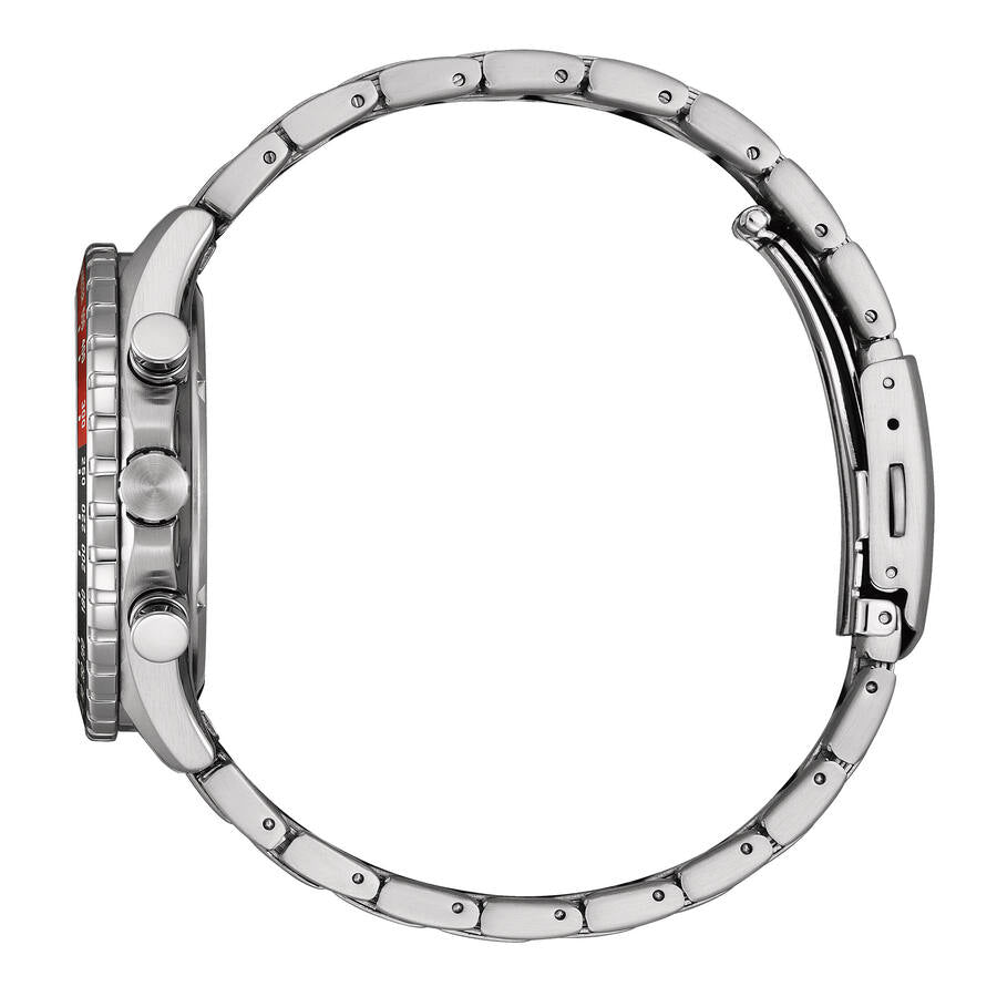 Citizen AT2566-88E klocka sedd från sidan med fokus på kronografknapparna och boettens profil på 10,73 mm.