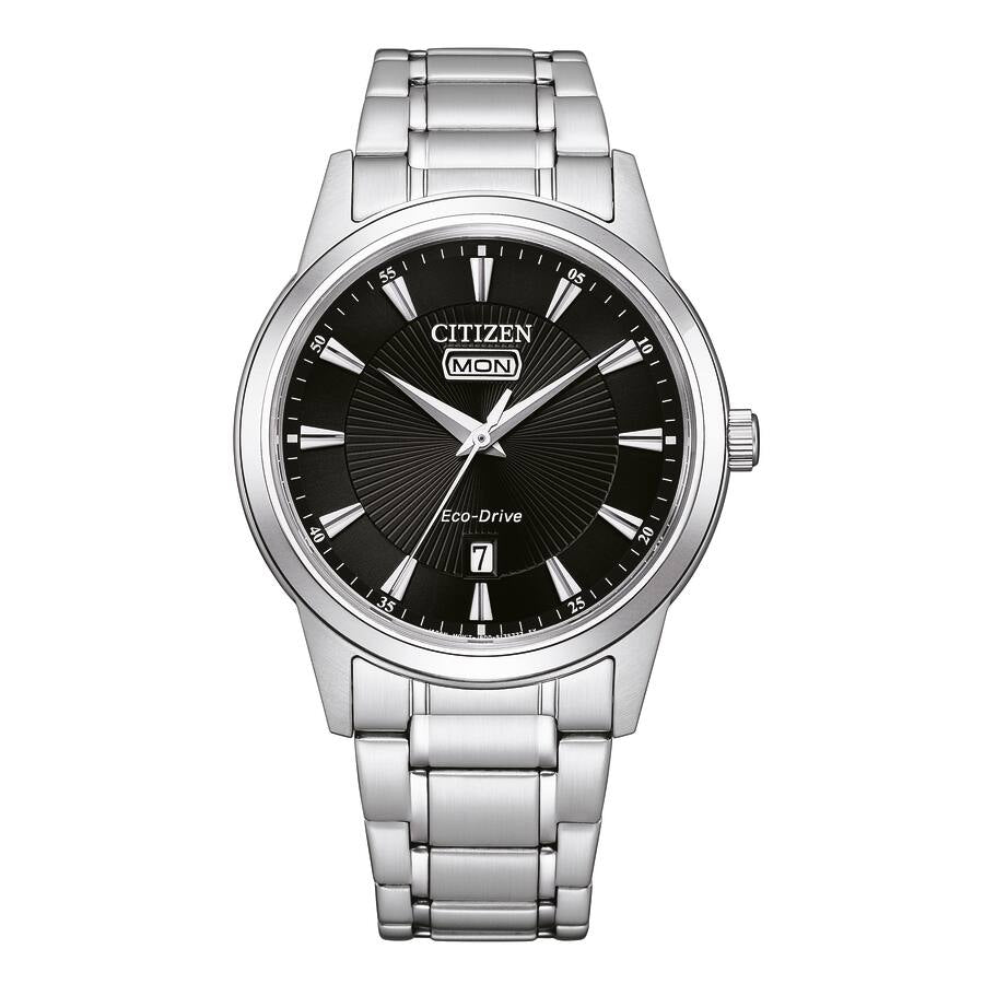 Citizen Eco-drive AW0100-86E herrklocka har en svart urtavla med datum- och veckodagvisning och silverfärgade index och visare. Ramen och remmen är också silverfärgade.