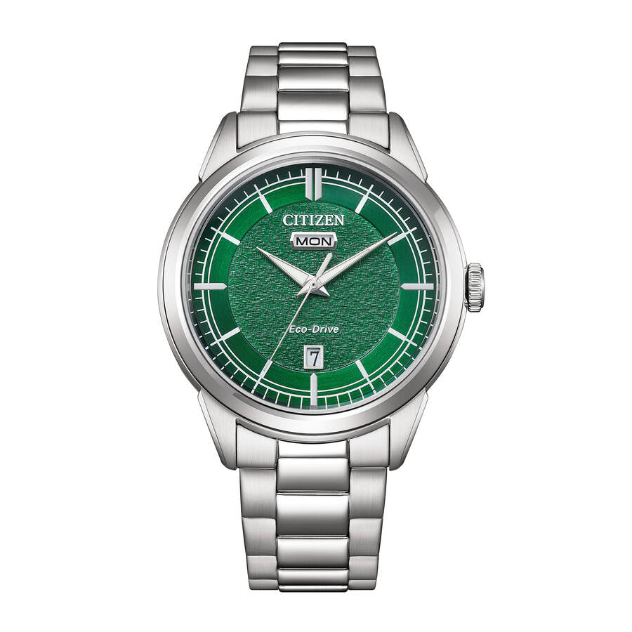 Stilren Citizen Eco-Drive AW0151-85X herrklocka fotograferad direkt framifrån. Snygg grön urtavla med dubbelkalender och robust stålarmband.