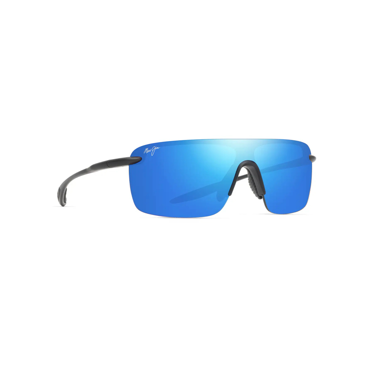 Maui Jim Pālulu Black Matte -aurinkolasit kuvattuna viistosta, jossa näkyvät kaareva maskilinssi, säädettävä satulasilta ja virtaviivaiset nailonsangat.