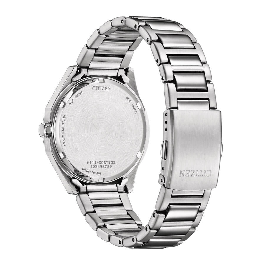 Detaljbild av baksidan på Citizen BM7620-83M som visar boettlocket i metall och stålarmbandets spänne.