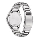 Lähikuva Citizen BM7620-83M -kellon takapuolelta, jossa näkyvät metallinen takakansi ja teräsrannekkeen lukitusmekanismi.