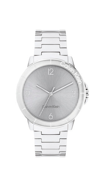 Calvin Klein Vivacious CK25100022 damklocka har en rund, silverfärgad urtavla med silverfärgade index och visare. Ramen, boetten och remmen är silverfärgade.