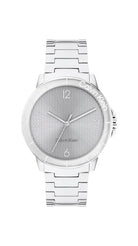 Calvin Klein Vivacious CK25100022 damklocka har en rund, silverfärgad urtavla med silverfärgade index och visare. Ramen, boetten och remmen är silverfärgade.