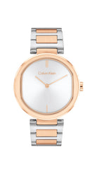 Calvin Klein Sensation CK25200251 damklocka har en silverfärgad urtavla och roséguldfärgadefärgade visare. Ramen och boetten är också roséguldfärgade. Remmen är silverfärgad med roséguldfärgade detaljer. Stilen är mycket enkel, med roséguldfärgade index bara vid klockan sex och tolv. Klockans form är rund och något tillplattad på sidorna.