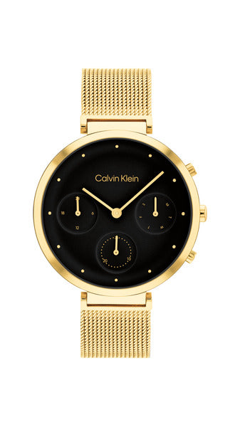 Calvin Klein Minimalistic T-Bar CK25200287 damklocka har en svart urtavla med datumvisning och guldfärgade index och visare. Ramen och remmen är också guldfärgade.