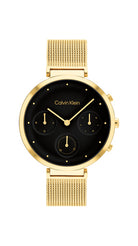 Calvin Klein Minimalistic T-Bar CK25200287 damklocka har en svart urtavla med datumvisning och guldfärgade index och visare. Ramen och remmen är också guldfärgade.