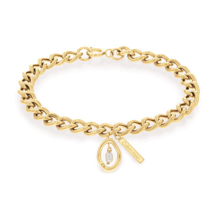 Calvin Klein Edgy Pearls CKJ35000561 armband har en guldfärgad länkkedja och ett hänge. Hänget har formen av en saltlakrits och har en pärla i mitten.