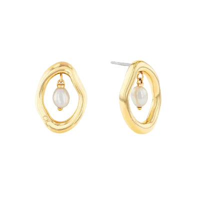 Calvin Klein Edgy Pearls CKJ35000562 örhängen har guldfärgade kanter i form av saltlakrits med runda hörn. I mitten av varje smycke hänger en pärla. Örhängena har en stiftknäppning.