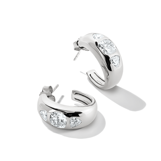Skulpturala Thomas Sabo-silverringar med en cushion-slipad och två trilliant-slipade stenar.