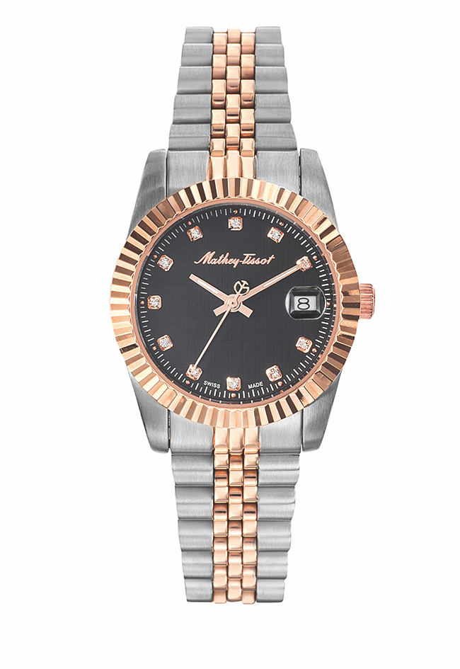 Mathey-Tissot Mathy III D810RN damklocka har en rund, svart urtavla med datumvisning, smyckestenar som index och roséguldfärgade visare. Ramen är roséguldfärgad. Boetten och remmen är silverfärgade och remmen har roséguldfärgade detaljer.