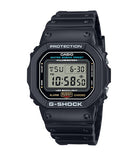 Casio G-shock DW-5600UE-1ER klocka har en svart, fyrkantig digital urtavla och en svart ram och rem.