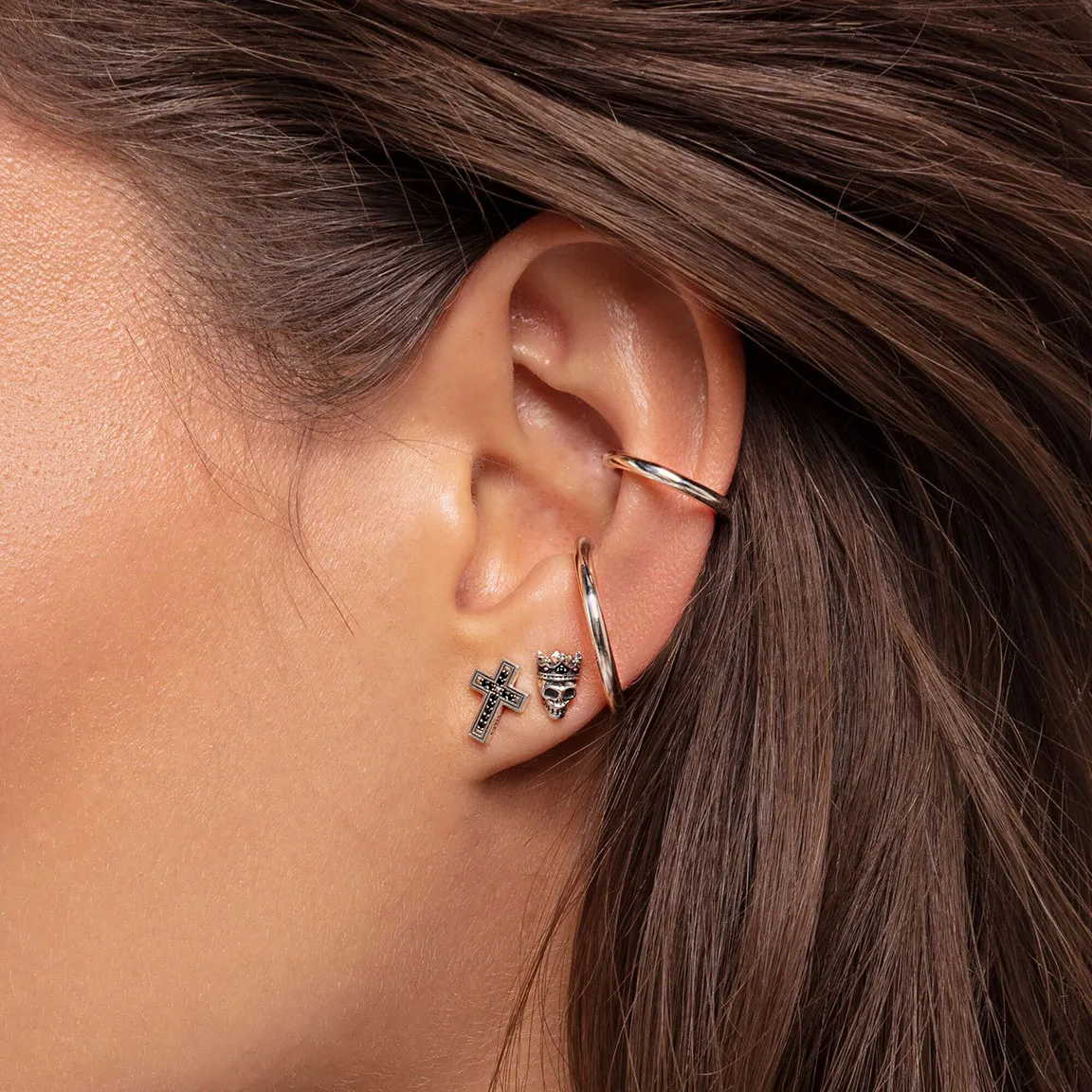 Mallin korvanlehden rustossa sileä hopeinen Thomas Sabo -ear cuff.