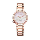 Citizen Eco-drive EM0912-84Y klockan har en urtavla i pärlemor, roséguldfärgade index och visare. Ramen, boetten och remmen är också roséguldfärgade.