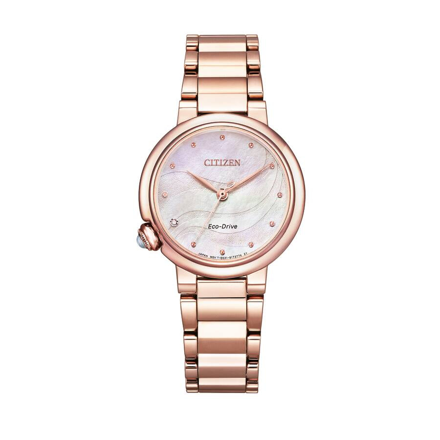 Citizen Eco-drive EM0912-84Y klockan har en urtavla i pärlemor, roséguldfärgade index och visare. Ramen, boetten och remmen är också roséguldfärgade.