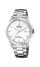 Festina Swiss made F20024/2 herrklocka har en rund, vit urtavla med datumvisning och silverfärgade index och visare. Ramen och remmen är silverfärgade.