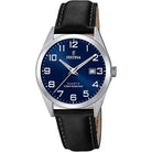 Festina Classic F20446/2 herrklocka fotograferad rakt framifrån. Klockan har en stålboett, svart läderband och blå urtavla med vita arabiska siffror.