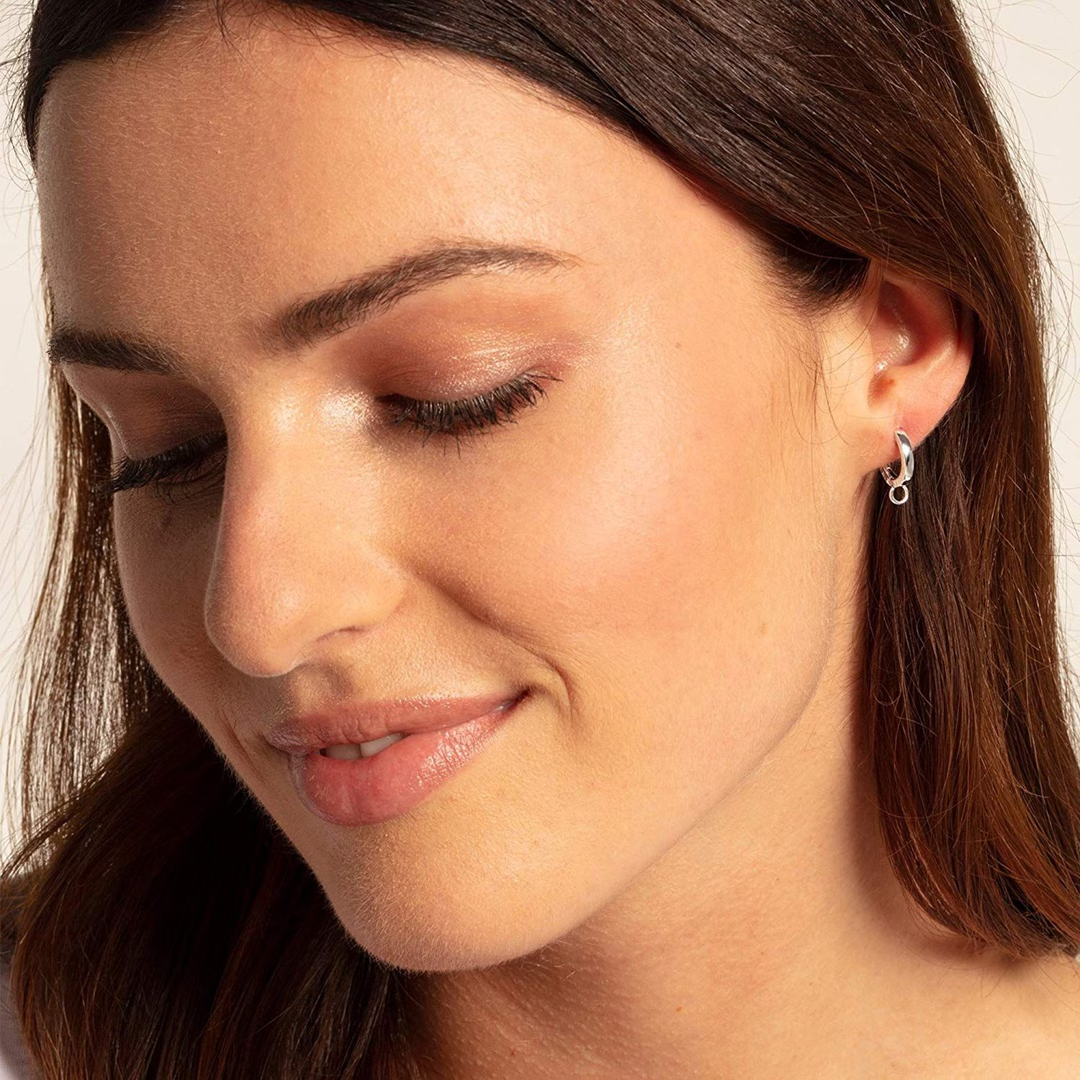 Mallin korvassa pieni hopeinen Thomas Sabo Charm Club -rengaskorvakoru.