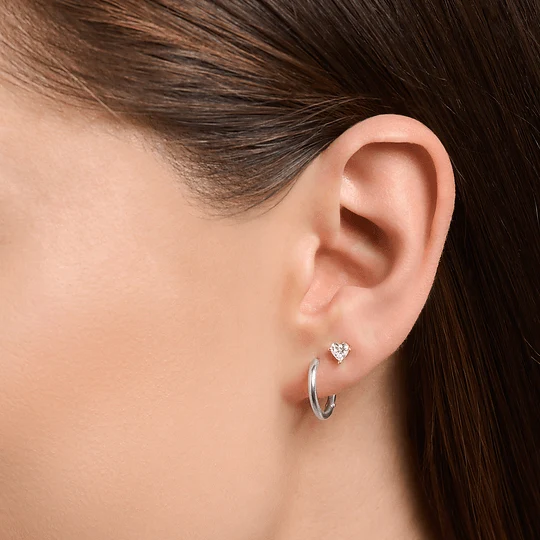 Mallin korvassa pieni ruusukullattu Thomas Sabo H2234 Heart -sydänkorvakoru ja kapea rengaskorvakoru.