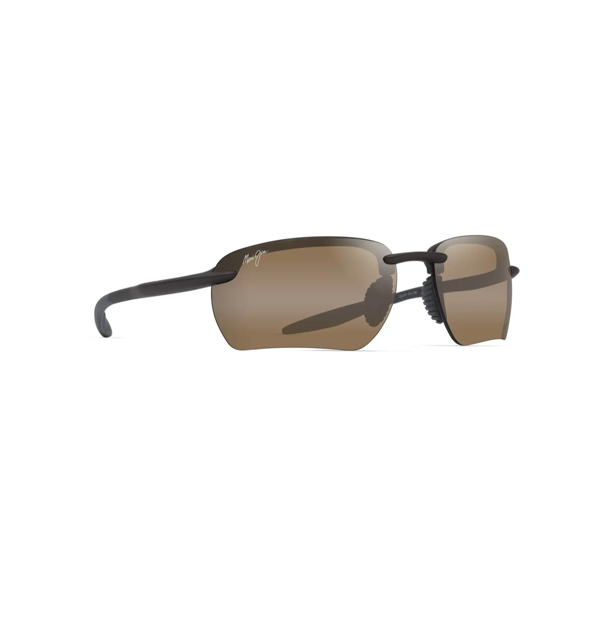 Maui Jim Hoʻokipa Ultra G Metal Brown Matte -aurinkolasit etuviistosta esitellen aerodynaamista muotoilua, säädettäviä harmaita nenätyynyjä ja aisan hopeista logoa.