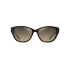 Tyylikkäät, naiselliset Maui Jim Pūnono -aurinkolasit suoraan edestä kuvattuna. Pehmeä cat-eye-siluetti, kiiltävän tummanruskeat Dark Havana -kehykset ja ruskehtavat, liukuvärjätyt linssit.