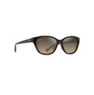 Maui Jim Pūnono Dark Havana -aurinkolasit etuviistosta. Elegantti kissamainen muotoilu, upotetut ruskeat kumiset nenätyynyt ja sankojen tyvessä erottuva tyylikäs viistoleikkaus.