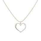 Guldviva Hjärtlig L halsband har en tunn silverkedja. Hänget är konturerna av hjärtat.