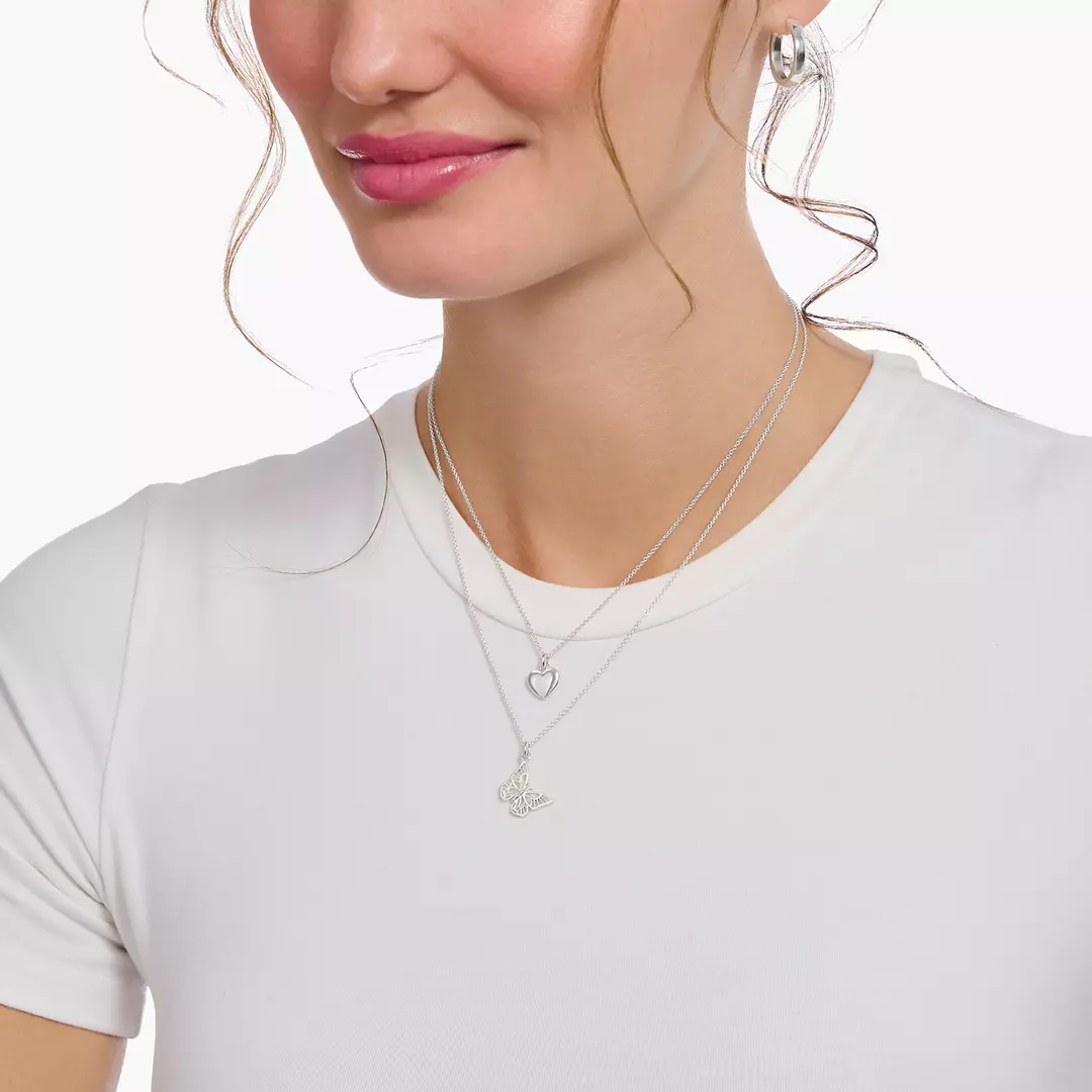 Thomas Sabo hopeasydän kaulakoru KE2234-001-21 kaulassa