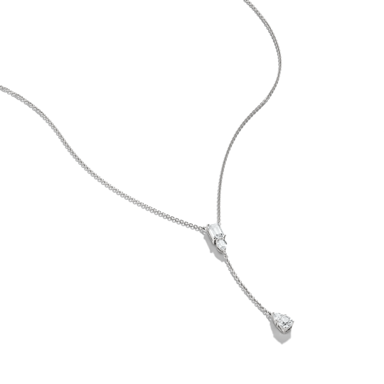 Minimalistinen ja säihkyvä Thomas Sabo Bold Elegance -kaulakoru, jossa on oktaoni- ja pisarahiottuja kiviä.
