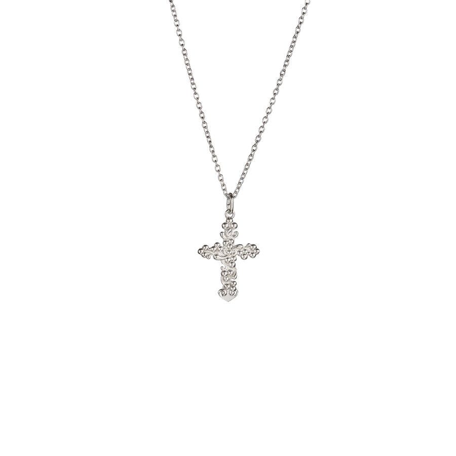 Lumoava Bella-halsbandet har en tunn silverkedja. Hänget är ett klassiskt kors med ett dekorativt mönster.