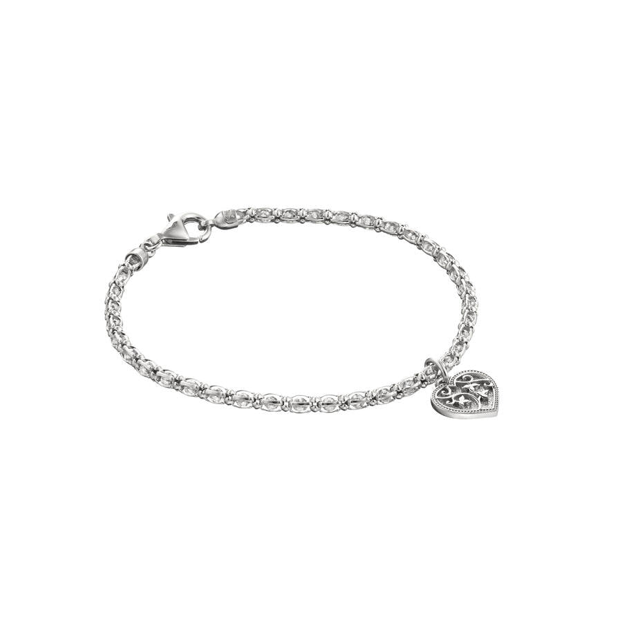 Lumoava Hento-armbandet L53191000180 är tillverkat av silver och är rodiumpläterat. Smyckets hänge är ett vackert präglat hjärta. Varje länk i kedjan är fäst med en zirkon.