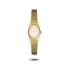 Elegant Mockberg Retro Mesh Gold MB0253 damklocka fotograferad rakt framifrån. Lyxig guldfärgad oval boett, guldfärgad bezel, vit oval urtavla samt ett sofistikerat guldfärgat mesharmband.