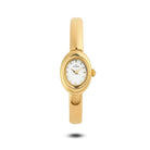 Guldfärgad Mockberg Belle Oval Petite Gold MB1769 damklocka med en sofistikerad oval boett, vit oval urtavla och ett smalt, stelt armband i armringsmodell.