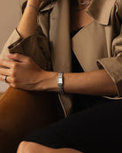 Mockberg Timeless Petite Silver MB1772 naisen ranteessa osana minimalistista skandinaavista tyyliä